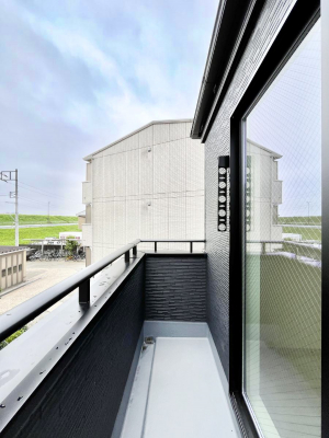 �o���R�j�[�@������5�������`Balcony�`  �傫�ȋ�Ɉ͂܂ꂽ�C�����̂����ƁB  �o���R�j�[��`�������ň��|�I�ȊJ�����ɕ�܂�܂��B  �o���R�j�[�͗z���������݂��z�c����󕨂��C�����悭�������Ƃ��ł��܂��B