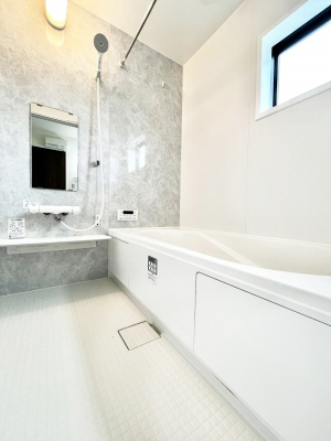�����@������1�������`Bath Room�`�@���t���̃o�X���[���́A�̌������薾�邭�C�����̗ǂ���Ԃł��B�������邱�ƂŁA���C�����ǍD�B������芰����o�X���[���ŁA�����̃o�X�^�C�����y���݂ɂȂ肻���ł��B
