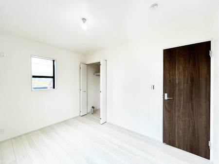 �Q���@������1�������`Bed Room�`�@�u��������������l�v�Ƃ��v�w�ł�����肭�낰��Q���B�����̉Ǝ��₨�d���ɔ�ꂽ���̓t�J�t�J�̃x�b�g�Ŗ�����Ă��������B�e���r��{�I�������Ă����K�ȍL����
