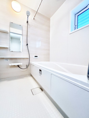 �����@�����`Bath Room�`�@�������������͋C�̗����Ŗ����Ɍ����ă��t���b�V���B���������@�\���t���Ă���̂ŗׂ̐���@�u����Ő􂢏オ�������󕨂��A�J�̓����V�C���C�ɂ������������邱�Ƃ��\�ł��B