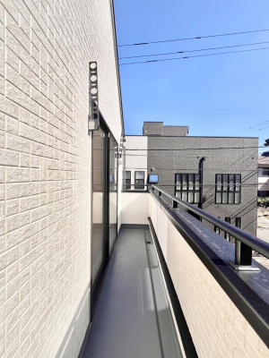 �o���R�j�[�@�����`Balcony�`�@������̃o���R�j�[�̑O�ɂ͉_�ȊO�ɑ��z���Ղ���̂�����܂���B�����󕨂������₷���A����薾�邭�C�����̂������������Ă��܂��B�Ƒ��S�����̐��󕨂���C�Ɋ����܂��B