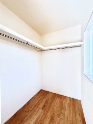 ���̑��@�����`Walk-in Closet�`�@�K�v�Ȃ��̂�R�[�f�B�l�[�g���ꗗ���Ċm�F�ł��A�g�x�x�⏀�����Z���ԂōςރE�H�[�N�C���N���[�[�b�g��ݒu���܂����B�Ƃ̒�����������Ƃ�����֗��Ȏ��[�X�y�[�X�ł��B