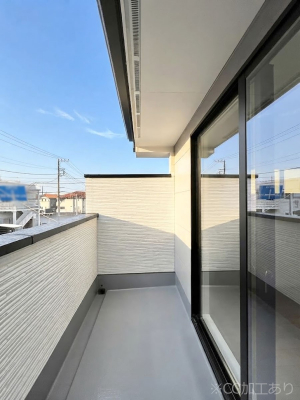 �o���R�j�[�@�����`Balcony�`�@������̃o���R�j�[�̑O�ɂ͉_�ȊO�ɑ��z���Ղ���̂�����܂���B�����󕨂������₷���A����薾�邭�C�����̂������������Ă��܂��B�g���₷���J���I�ȃo���R�j�[�ł���