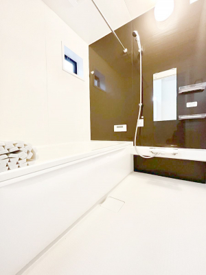 �����@�����`Bath Room�`�@�������Ƒ���L�΂��ē������邱�Ƃ��\�I����̔�������M�d�ȃo�X�^�C���ł��B���q�l�Ƃ��ꏏ�ł��\���ȍL���Ȃ̂ŁA���r���O�Ƃ͈�����Ƒ��c�R�̂ЂƎ������y���݂��������܂��B