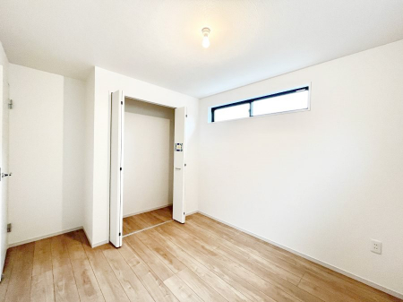 �q�������@�����`Bed Room�`�@�q�������͂��q�l�ɂƂ��đ�Ϗd�Ȗ���������܂��B�q����l�ŉ߂�����Ԃ�^���邱�ƂŁA�h���׋����Ԃ����R�Ƒ����܂����畔���̕Еt����|���Ȃǂ��������ƂɌq����܂��B