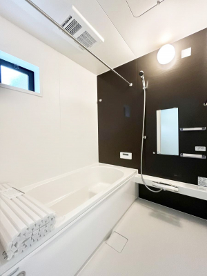 �����@�����`Bath Room�`�@�������������͋C�̗����Ŗ����Ɍ����ă��t���b�V���B���������@�\���t���Ă���̂ŗׂ̐���@�u����Ő􂢏オ�������󕨂��A�J�̓����V�C���C�ɂ������������邱�Ƃ��\�ł��B