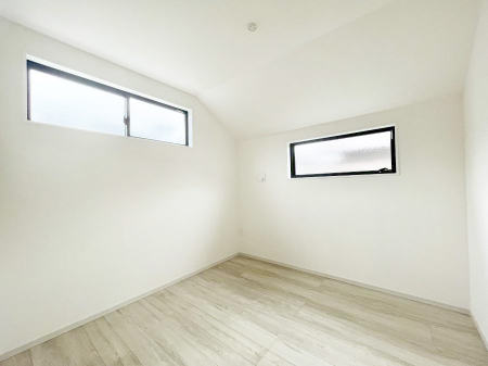 �q�������@�����`Bed Room�`�@�q�������͂��q�l�ɂƂ��đ�Ϗd�Ȗ���������܂��B�q����l�ŉ߂�����Ԃ�^���邱�ƂŁA�h���׋����Ԃ����R�Ƒ����܂����畔���̕Еt����|���Ȃǂ��������ƂɌq����܂��B