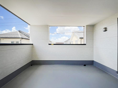 �o���R�j�[�@�����`Balcony�`�@�C���i�[�o���R�j�[�͐��󕨂������X�y�[�X�Ƃ��ċ}�ȉJ�Ő��󕨂��G��Ă��܂��̂�h���ł���܂����`�F�A�ł��낢����A�Ăɂ͎�����C�ɂ����r�j�[���v�[�����y���߂܂��ˁ�