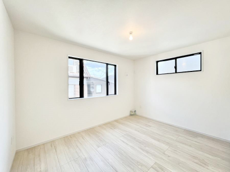 �q�������@�����`Bed Room�`�@�q�������͂��q�l�ɂƂ��đ�Ϗd�Ȗ���������܂��B�q����l�ŉ߂�����Ԃ�^���邱�ƂŁA�h���׋����Ԃ����R�Ƒ����܂����畔���̕Еt����|���Ȃǂ��������ƂɌq����܂��B
