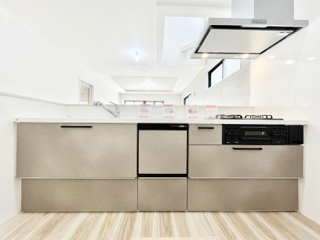 �L�b�`���@�����`Kitchen�`�@��b���e�ރ��r���O�A�������������Ȃ�L�b�`���B�Ƃ́A�������������ł͂Ȃ��A��炵��������A���K�ɂ���ꏊ�B�Ί�̖����A���炬�̓��X�̂��߂ɁA�ŐV�̐ݔ��E�d�l���̗p�B