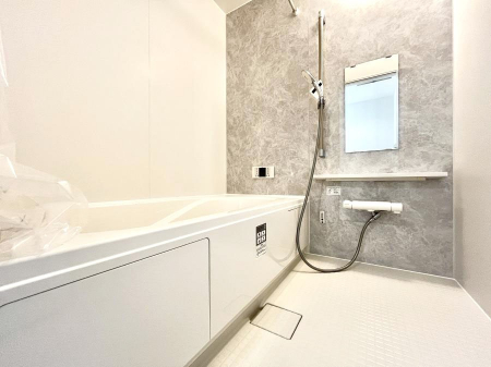 �����@�����`Bath Room�`�@�������Ƒ���L�΂��ē������邱�Ƃ��\�I����̔�������M�d�ȃo�X�^�C���ł��B���q�l�Ƃ��ꏏ�ł��\���ȍL���Ȃ̂ŁA���r���O�Ƃ͈�����Ƒ��c�R�̂ЂƎ������y���݂��������܂��B