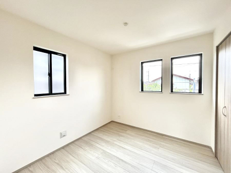 �q�������@�����`Bed Room�`�@�q�������͂��q�l�ɂƂ��đ�Ϗd�Ȗ���������܂��B�q����l�ŉ߂�����Ԃ�^���邱�ƂŁA�h���׋����Ԃ����R�Ƒ����܂����畔���̕Еt����|���Ȃǂ��������ƂɌq����܂��B