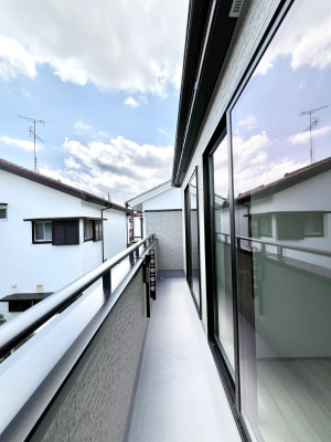 �o���R�j�[�@�����`Balcony�`�@�傫�ȋ�Ɉ͂܂ꂽ�C�����̂����ƁB�o���R�j�[��`�������ň��|�I�ȊJ�����ɕ�܂�܂��B�o���R�j�[�͗z���������݂��z�c����󕨂��C�����悭�������Ƃ��ł��܂��B