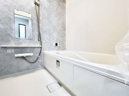 �����@������A�������`Bath Room�`�@����L�΂��ē������邱�Ƃ��\�I����̔�������M�d�ȃo�X�^�C���ł��B���q�l�Ƃ��ꏏ�ł��\���ȍL���Ȃ̂ŁA���r���O�Ƃ͈�����Ƒ��c�R�̂ЂƎ������y���݂��������܂��B