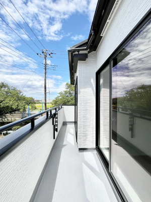 �o���R�j�[�@������A�������`Balcony�`�@�傫�ȋ�Ɉ͂܂ꂽ�C�����̂����ƁB�o���R�j�[��`�������ň��|�I�ȊJ�����ɕ�܂�܂��B�o���R�j�[�͗z���������݂��z�c����󕨂��C�����悭�������Ƃ��ł��܂��B