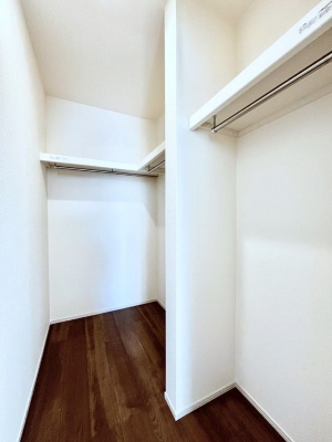 ���̑��@������A�������`Walk-in Closet�`�@��������̗m���������Ă��V���ɂȂ�ɂ����E�H�[�N�C���N���[�[�b�g�B�m���ȊO�ɂ��A���i�g��Ȃ��Ɠd��X�[�c�P�[�X�A�X�g�b�N�i�Ȃǉ��ł��Еt����������Ԃł��B