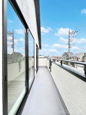 �o���R�j�[�@������A�������`Balcony�`�@�傫�ȋ�Ɉ͂܂ꂽ�C�����̂����ƁB�o���R�j�[��`�������ň��|�I�ȊJ�����ɕ�܂�܂��B�o���R�j�[�͗z���������݂��z�c����󕨂��C�����悭�������Ƃ��ł��܂��B