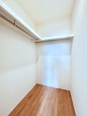 ���̑��@�����`Walk-in Closet�`�@�K�v�Ȃ��̂�R�[�f�B�l�[�g���ꗗ���Ċm�F�ł��A�g�x�x�⏀�����Z���ԂōςރE�H�[�N�C���N���[�[�b�g��ݒu���܂����B�Ƃ̒�����������Ƃ�����֗��Ȏ��[�X�y�[�X�ł��B