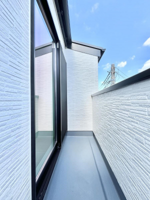 �o���R�j�[�@�����`Balcony�`�@�傫�ȋ�Ɉ͂܂ꂽ�C�����̂����ƁB�o���R�j�[��`�������ň��|�I�ȊJ�����ɕ�܂�܂��B�o���R�j�[�͗z���������݂��z�c����󕨂��C�����悭�������Ƃ��ł��܂��B