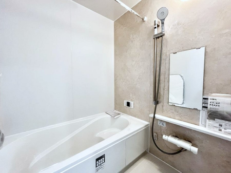 �����@������B�������`Bath Room�`�@����L�΂��ē������邱�Ƃ��\�I����̔�������M�d�ȃo�X�^�C���ł��B���q�l�Ƃ��ꏏ�ł��\���ȍL���Ȃ̂ŁA���r���O�Ƃ͈�����Ƒ��c�R�̂ЂƎ������y���݂��������܂��B
