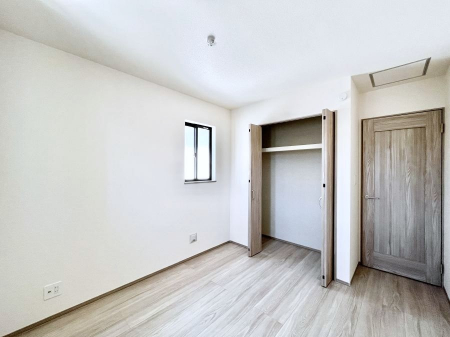 �q�������@������B�������`Bed Room�`�@�q�������͂��q�l�ɂƂ��đ�Ϗd�Ȗ���������܂��B�q����l�ŉ߂�����Ԃ�^���邱�ƂŁA�h���׋����Ԃ����R�Ƒ����܂����畔���̕Еt����|���Ȃǂ��������ƂɌq����܂��B