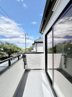 �o���R�j�[�@������B�������`Balcony�`�@�傫�ȋ�Ɉ͂܂ꂽ�C�����̂����ƁB�o���R�j�[��`�������ň��|�I�ȊJ�����ɕ�܂�܂��B�o���R�j�[�͗z���������݂��z�c����󕨂��C�����悭�������Ƃ��ł��܂��B