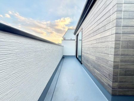 �o���R�j�[�@�����`Balcony�`�@�傫�ȋ�Ɉ͂܂ꂽ�C�����̂����ƁB�o���R�j�[��`�������ň��|�I�ȊJ�����ɕ�܂�܂��B�o���R�j�[�͗z���������݂��z�c����󕨂��C�����悭�������Ƃ��ł��܂��B