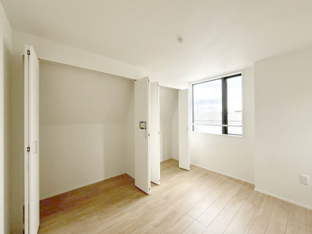 �q�������@�����`Bed Room�`�@�q�������͂��q�l�ɂƂ��đ�Ϗd�Ȗ���������܂��B�q����l�ŉ߂�����Ԃ�^���邱�ƂŁA�h���׋����Ԃ����R�Ƒ����܂����畔���̕Еt����|���Ȃǂ��������ƂɌq����܂��B