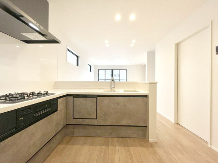 �L�b�`���@�����`Kitchen�`�@�������Z���A�葁����Ƃł���k�^�L�b�`���B�R�[�i�[�ɃX�p�C�X�ނ�u���ăX�b�L���Ɓ�������Ƃ����L�b�`���R�[�i�[�͎����L���Ȏd�オ��ƂȂ��Ă���܂��B  