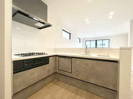 �L�b�`���@�����`Kitchen�`�@��b���e�ރ��r���O�A�������������Ȃ�L�b�`���B�Ƃ́A�������������ł͂Ȃ��A��炵��������A���K�ɂ���ꏊ�B�Ί�̖����A���炬�̓��X�̂��߂ɁA�ŐV�̐ݔ��E�d�l���̗p�B
