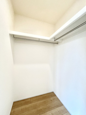 ���̑��@�����`Walk-in Closet�`�@�K�v�Ȃ��̂�R�[�f�B�l�[�g���ꗗ���Ċm�F�ł��A�g�x�x�⏀�����Z���ԂōςރE�H�[�N�C���N���[�[�b�g��ݒu���܂����B�Ƃ̒�����������Ƃ�����֗��Ȏ��[�X�y�[�X�ł��B