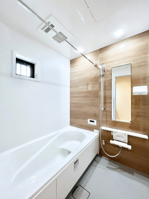 �����@�����`Bath Room�`�@�������Ƒ���L�΂��ē������邱�Ƃ��\�I����̔�������M�d�ȃo�X�^�C���ł��B���q�l�Ƃ��ꏏ�ł��\���ȍL���Ȃ̂ŁA���r���O�Ƃ͈�����Ƒ��c�R�̂ЂƎ������y���݂��������܂��B