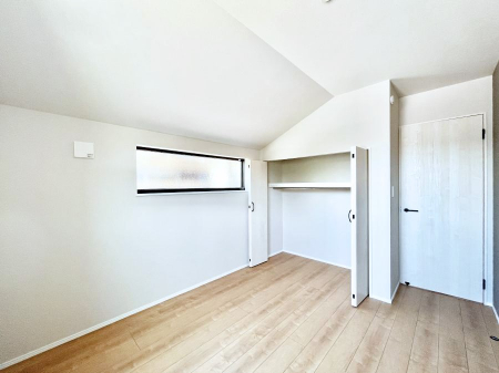 �Q���@�����`Bed Room�`  �S�����ɂ͎��[�N���[�[�b�g�������I���i�g���̂��m���⏬���͂������A�G�ߕ��̂��m���Ȃǂ���������Ɛ������ڂ����܂������܂��B  ������Ԃ��L���g�p�ł��܂��ˁB