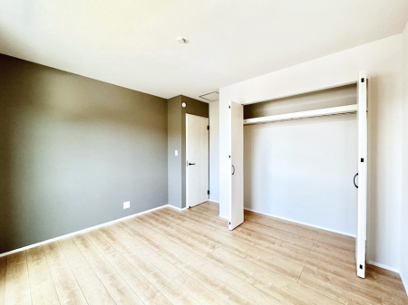 �q�������@�����`Bed Room�`�@�q�������͂��q�l�ɂƂ��đ�Ϗd�Ȗ���������܂��B�q����l�ŉ߂�����Ԃ�^���邱�ƂŁA�h���׋����Ԃ����R�Ƒ����܂����畔���̕Еt����|���Ȃǂ��������ƂɌq����܂��B