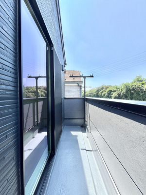 �o���R�j�[�@�����`Balcony�`  �傫�ȋ�Ɉ͂܂ꂽ�C�����̂����ƁB  �o���R�j�[��`�������ň��|�I�ȊJ�����ɕ�܂�܂��B  �o���R�j�[�͗z���������݂��z�c����󕨂��C�����悭�������Ƃ��ł��܂��B