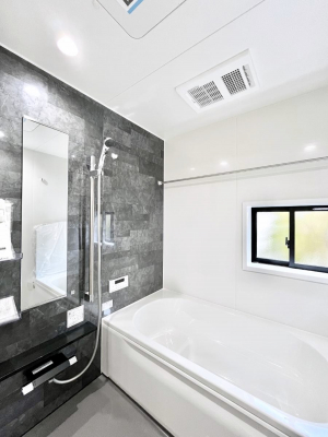 �����@�����`Bath Room�`�@�������������͋C�̗����Ŗ����Ɍ����ă��t���b�V���B���������@�\���t���Ă���̂ŗׂ̐���@�u����Ő􂢏オ�������󕨂��A�J�̓����V�C���C�ɂ������������邱�Ƃ��\�ł��B