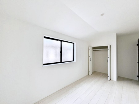 �q�������@�����`Bed Room�`�@�q�������͂��q�l�ɂƂ��đ�Ϗd�Ȗ���������܂��B�q����l�ŉ߂�����Ԃ�^���邱�ƂŁA�h���׋����Ԃ����R�Ƒ����܂����畔���̕Еt����|���Ȃǂ��������ƂɌq����܂��B