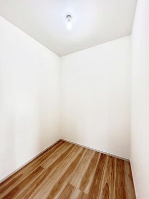 ���̑��@�����`Walk-in Closet�`�@�K�v�Ȃ��̂�R�[�f�B�l�[�g���ꗗ���Ċm�F�ł��A�g�x�x�⏀�����Z���ԂōςރE�H�[�N�C���N���[�[�b�g��ݒu���܂����B�Ƃ̒�����������Ƃ�����֗��Ȏ��[�X�y�[�X�ł��B
