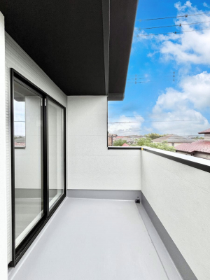 �o���R�j�[�@�������Q�������`Balcony�`�@�傫�ȋ�Ɉ͂܂ꂽ�C�����̂����ƁB�o���R�j�[��`�������ň��|�I�ȊJ�����ɕ�܂�܂��B�o���R�j�[�͗z���������݂��z�c����󕨂��C�����悭�������Ƃ��ł��܂��B