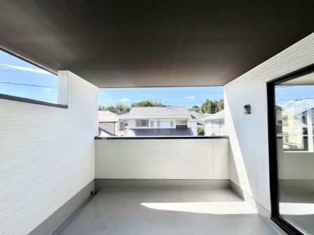 �o���R�j�[�@�����`Balcony�`�@�C���i�[�o���R�j�[�͐��󕨂������X�y�[�X�Ƃ��ċ}�ȉJ�Ő��󕨂��G��Ă��܂��̂�h���ł���܂����`�F�A�ł��낢����A�Ăɂ͎�����C�ɂ����r�j�[���v�[�����y���߂܂��ˁ�