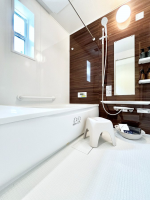 �����@�����`Bath Room�`�@�������Ƒ���L�΂��ē������邱�Ƃ��\�I����̔�������M�d�ȃo�X�^�C���ł��B���q�l�Ƃ��ꏏ�ł��\���ȍL���Ȃ̂ŁA���r���O�Ƃ͈�����Ƒ��c�R�̂ЂƎ������y���݂��������܂��B