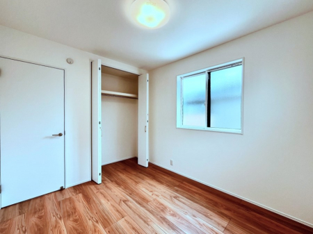 �q�������@�����`Bed Room�`�@�q�������͂��q�l�ɂƂ��đ�Ϗd�Ȗ���������܂��B�q����l�ŉ߂�����Ԃ�^���邱�ƂŁA�h���׋����Ԃ����R�Ƒ����܂����畔���̕Еt����|���Ȃǂ��������ƂɌq����܂��B