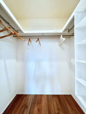���̑��@�����`Walk-in Closet�`�@�K�v�Ȃ��̂�R�[�f�B�l�[�g���ꗗ���Ċm�F�ł��A�g�x�x�⏀�����Z���ԂōςރE�H�[�N�C���N���[�[�b�g��ݒu���܂����B�Ƃ̒�����������Ƃ�����֗��Ȏ��[�X�y�[�X�ł��B