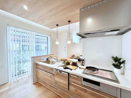 �L�b�`���@�����`Kitchen�`�@��b���e�ރ��r���O�A�������������Ȃ�L�b�`���B�Ƃ́A�������������ł͂Ȃ��A��炵��������A���K�ɂ���ꏊ�B�Ί�̖����A���炬�̓��X�̂��߂ɁA�ŐV�̐ݔ��E�d�l���̗p�B