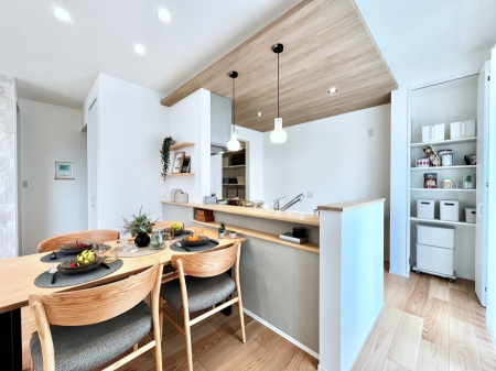 �L�b�`���@�����`Kitchen�`  ���r���O�����n����J�E���^�[�L�b�`���B  ���������Ȃ���Ƒ��ƃR�~���j�P�[�V�������Ƃ�邾���łȂ��A�傫�ȊJ���������邱�Ƃ��ł��܂��B  ���q�l�̐����������邱�Ƃ��ł��܂��ˁI