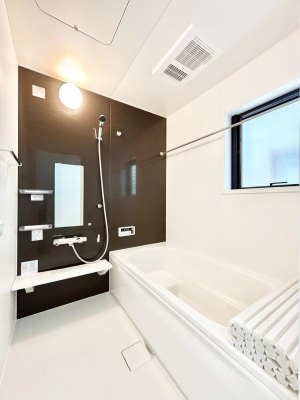 �����@�����`Bath Room�`�@�������Ƒ���L�΂��ē������邱�Ƃ��\�I����̔�������M�d�ȃo�X�^�C���ł��B���q�l�Ƃ��ꏏ�ł��\���ȍL���Ȃ̂ŁA���r���O�Ƃ͈�����Ƒ��c�R�̂ЂƎ������y���݂��������܂��B