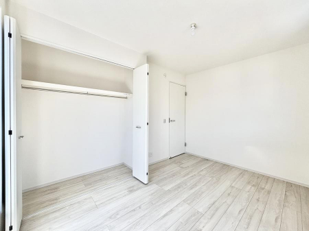 �q�������@�����`Bed Room�`�@�q�������͂��q�l�ɂƂ��đ�Ϗd�Ȗ���������܂��B�q����l�ŉ߂�����Ԃ�^���邱�ƂŁA�h���׋����Ԃ����R�Ƒ����܂����畔���̕Еt����|���Ȃǂ��������ƂɌq����܂��B