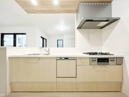 �L�b�`���@�����`Kitchen�`�@��b���e�ރ��r���O�A�������������Ȃ�L�b�`���B�Ƃ́A�������������ł͂Ȃ��A��炵��������A���K�ɂ���ꏊ�B�Ί�̖����A���炬�̓��X�̂��߂ɁA�ŐV�̐ݔ��E�d�l���̗p�B