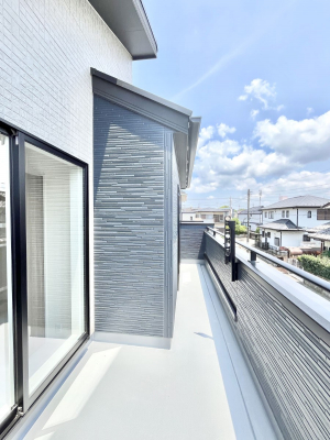 �o���R�j�[�@�������P�������`Balcony�`�@������̃o���R�j�[�̑O�ɂ͉_�ȊO�ɑ��z���Ղ���̂�����܂���B�����󕨂������₷���A����薾�邭�C�����̂������������Ă��܂��B�g���₷���J���I�ȃo���R�j�[�ł���
