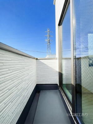 �o���R�j�[�@�������P�������`Balcony�`�@�傫�ȋ�Ɉ͂܂ꂽ�C�����̂����ƁB�o���R�j�[��`�������ň��|�I�ȊJ�����ɕ�܂�܂��B�o���R�j�[�͗z���������݂��z�c����󕨂��C�����悭�������Ƃ��ł��܂��B